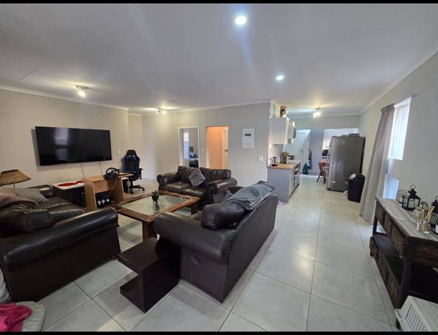 2 BEDROOM TOWNHOUSE TO LET IN THREE RIVERS PROPER